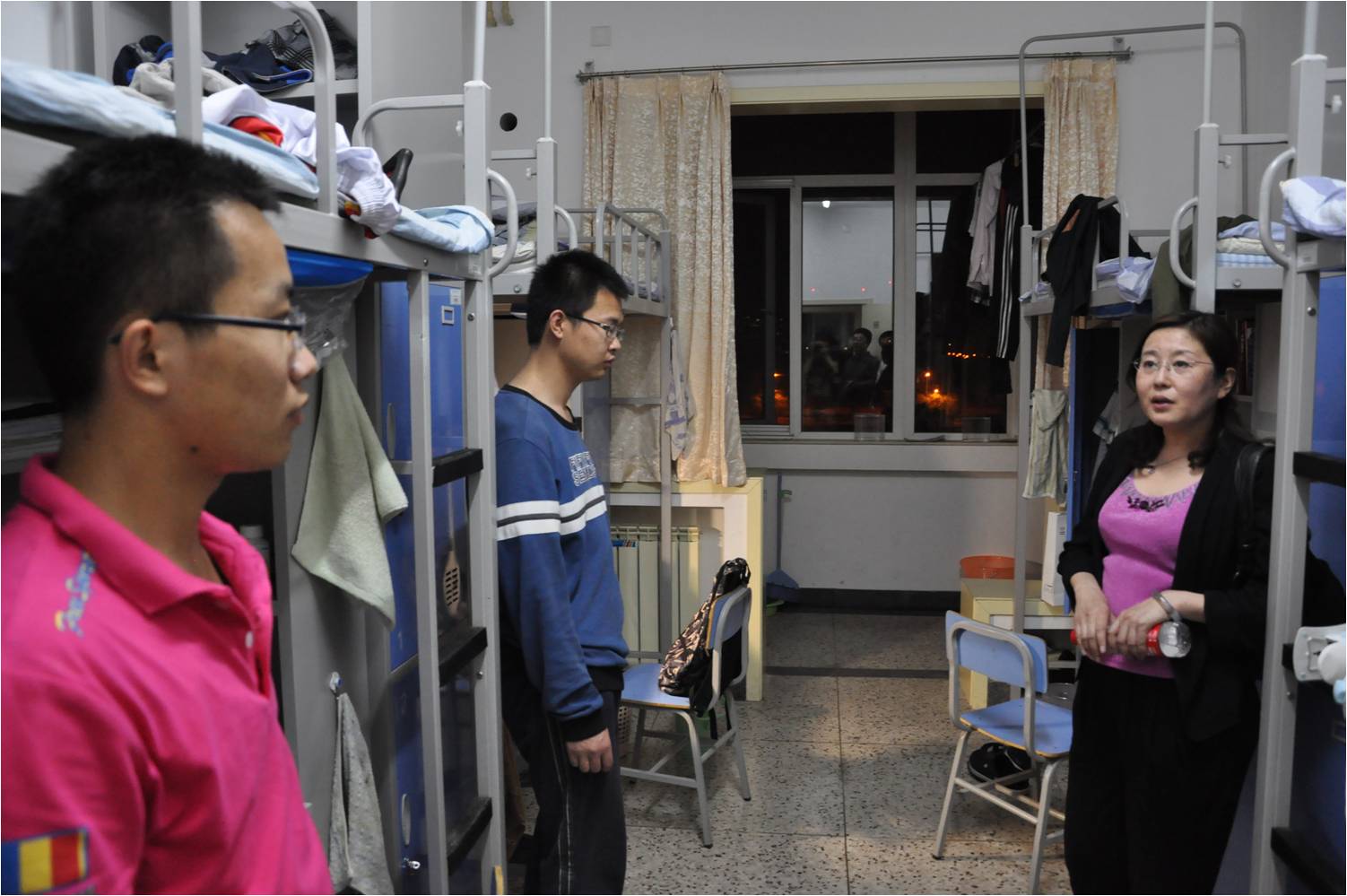 信息公告    书记首先前往1号学生公寓看望了大一男生,来到宿舍后